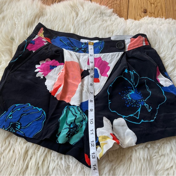 Toni Bold Patterned Silk Shorts Size 4 - Picture 5 of 6